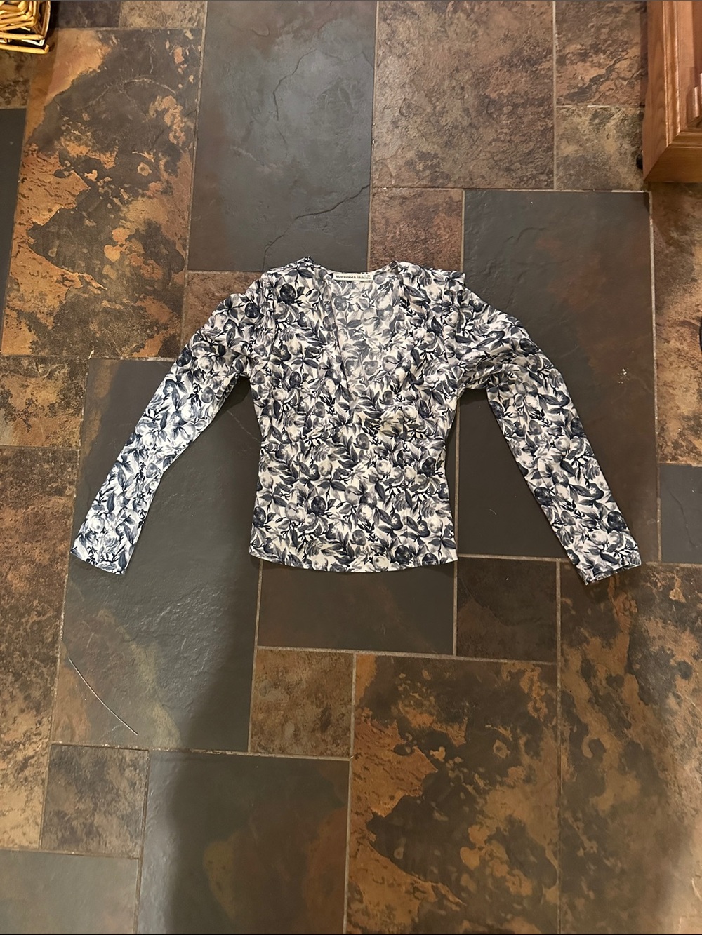 Abercrombie & Fitch Navy and White Floral Long-Sleeve Crop Top xs
